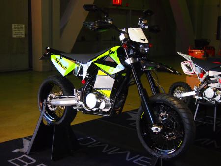 2011 progressive international motorcycle show at long beach video, This pre production Brammo Engage looks to be a fun supermoto machine Note the six speed transmission