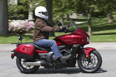 2014 honda ctx700 n review motorcycle com, A low seat height upright rider position and good slow speed maneuvering are helpful for new riders Add the ease of a dual clutch transmission and you have an excellent bike for beginners