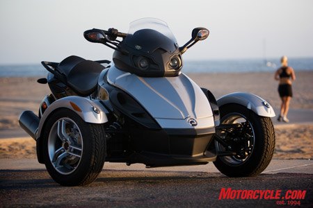 2008 can am spyder review motorcycle com, Don t run away I think he likes you