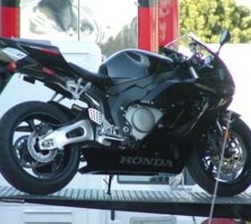 2004年本田cbr 1000 rr摩托车com,黑色cbr 1000 rr是一个非常干净的设计