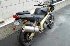 tuono means thunder motorcycle com, The Aprilia Tuono R is it worthy to be parked next to your cinderblock wall
