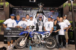 reed wins 2008 sx title, Chad Reed raises his trophy with the Team San Manuel Yamaha crew