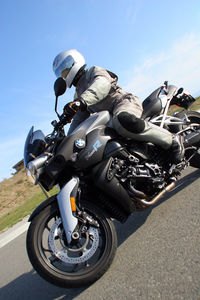 review 2006 bmw k1200r motorcycle com, Gabe complains about the K1200R feels vague at low speeds when he is in fact vague at all speeds