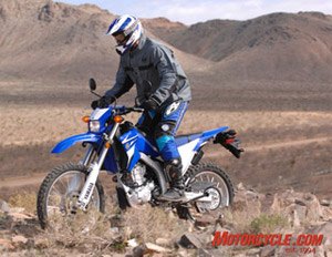 2008 yamaha wr250r wr250x review motorcycle com, Tom was pleasantly surprised at the minimal amount vibration coming from the hard working 250cc Thumper