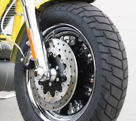 2009年哈雷戴维森cvo模型审查摩托车com,独家方轮子09 cvo脂肪鲍勃线轮周长的铬尖牙固定在车轮装配的最后一步