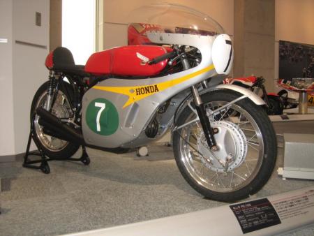 top ten best sounding motorcycle engines, Honda brought the RC166 to the world racing stage with two exhaust pipes removed to give the appearance of an inline Four The secret lasted until Jim Redman fired up the bike for the first time in public