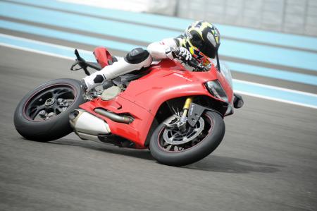2012 ducati 1199 panigale review video motorcycle com, No need to worry about the efficacy of the monocoque chassis design