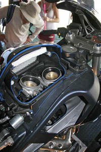 buell 1125r first look motorcycle com, You re looking at a cutaway that shows the gaping 61mm throttle bodies positioned where you d normally find a fuel tank The lower end of the picture shows a cutaway of the frame that serves as the actual fuel tank