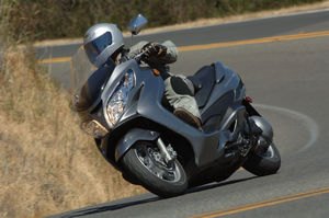 2007 suzuki burgman 400 introduction report motorcycle com, Gabe finally found an envelope he can push