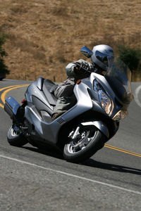 2007 suzuki burgman 400 introduction report motorcycle com, Gabe actually likes bikes with limited ground clearance the scraping sound makes him feel important