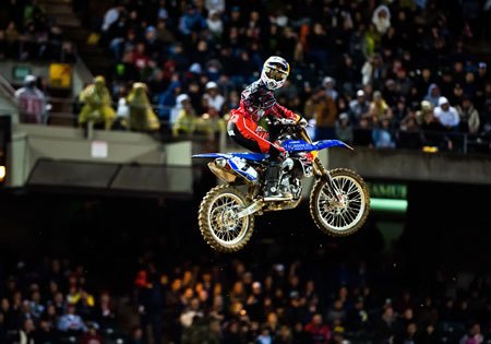 ama sx 2011 oakland results, James Stewart is back on top of the AMA Supercross standings with a win in Oakland