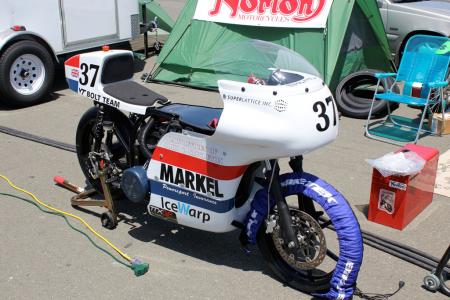 first u s ttxgp at infineon raceway, An old form with new motivation The Norton Featherbed based bike was the classic caf racer and it lives again in surprisingly competitive form