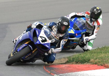 ama superbike 2009 mid ohio results, Yamaha s Josh Hayes stays in front of Suzuki s Mat Mladin