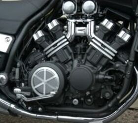 2004年雅马哈摩托车v max com,很有可能是有史以来最大的streetbike引擎