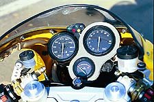 ducati supersport 750 motorcycle com, The simple dash proved effective However below 4K rpm the needles would vibrate