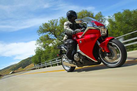 2010 vfr1200f with dct review motorcycle com, The VFR1200F s riding position is functional and designed to travel in purposeful style
