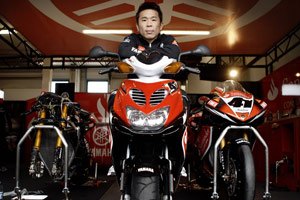 yamaha produces race replica scooters, SBK racer Noriyuki Haga sits on the race replica Aerox scooter next to his YZR R1
