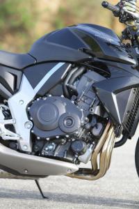 2011 literbike streetfighter shootout motorcycle com, Despite sourcing the CB s engine from the 2006 07 CBR1000RR Honda clipped a bucket full of power from the mill as it was in the superbike In doing so Honda made the CB1000R s engine underwhelming in the face of the competition