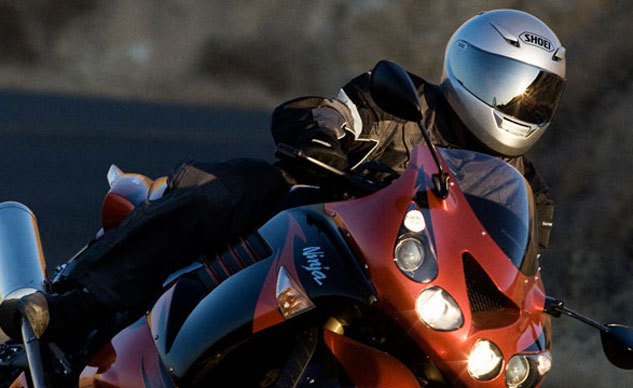motorcycle safety primer motorcycle com, Though most states don t require you to wear one we can t think of a good idea not to put on a helmet when you ride