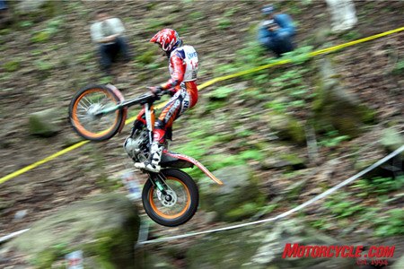 fim trials world championship comes to america, Reigning World Champion Toni Boui comes in for a landing