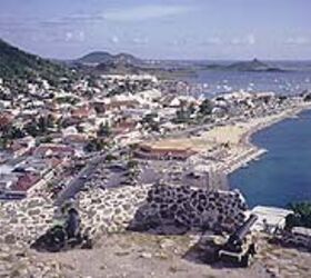 岛砍,这是法国堡镇的视图Marigot似乎已经恢复速度的抨击了II巡航控制