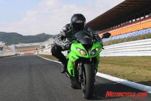 2009 kawasaki zx 6r review motorcycle com, That s a half mile of straightaway behind Duke enough room to see nearly 155 mph on the speedo before engaging the superb brakes