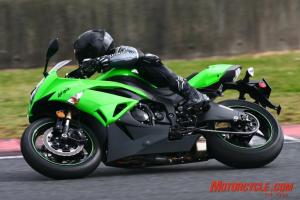 2009 kawasaki zx 6r review motorcycle com, Like the ZX 10R introduced last year the fuel tank of the new 6R is designed to offer contact patches for a rider s arms that provide enhanced feedback