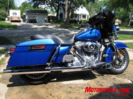 2009 harley davidson electra glide standard review motorcycle com, Lots of changes same Harley style