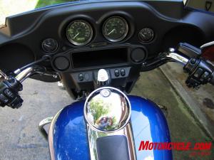 2009 harley davidson electra glide standard review motorcycle com, Classic and functional cockpit Sixth gear indicator light is nice