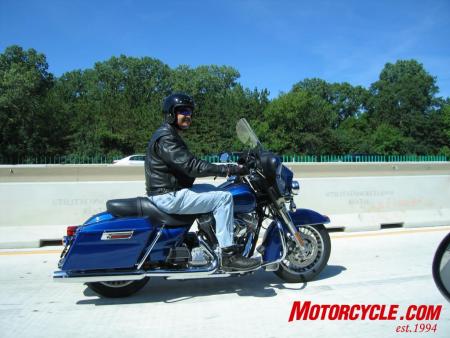2009 harley davidson electra glide standard review motorcycle com, Puttin a smile on my face