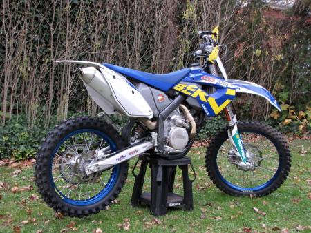 2011 husaberg fx450 review motorcycle com, Husaberg added stiffer suspension a 19 inch rear wheel a better flowing exhaust and a close ratio transmission to turn its enduro bike into a new school cross country racer