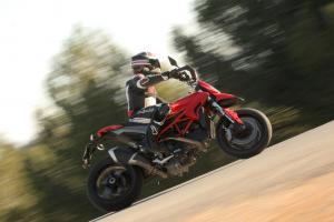 2013 ducati hypermotard 821 review motorcycle com, With its upright ergos wide handlebar and high ground clearance the Hypermotard feels like a dirtbike on street tires Twist the throttle and the power trumps any MXer out there
