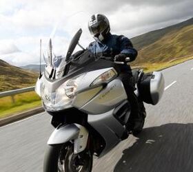 2013 triumph trophy se review motorcycle com, The Trophy s fairing provides excellent protection from the elements especially with the windscreen in the high position of its 6 5 inch range A 25mm taller and 38mm wider accessory touring windscreen is available