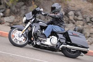 2012 harley davidson cvo models review motorcycle com, We re big fans of the Street Glide platform whether in standard or CVO trim This year s CVO SG is outfitted with eight speakers and a 400 watt sound system