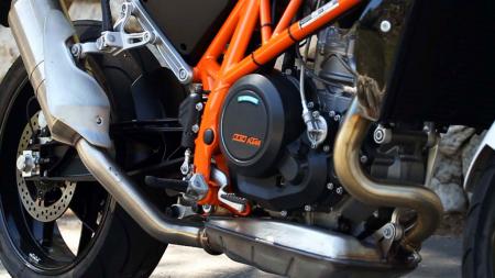 2013 ktm 690 duke review video motorcycle com, With one big piston banging away throbbing vibration is always along for the ride An under engine collector reduces the need for a large muffler yielding the nicely stubby exhaust can