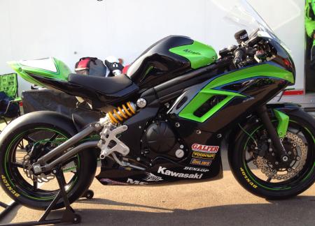 2012 kawasaki ninja 650 review first ride video motorcycle com, The race prepped Ninja 650 is strikingly aggressive Note the linear arrangement of the Ninja s new chassis with an unbroken line stretching from the steering head to the tip of the cool tubular swingarm