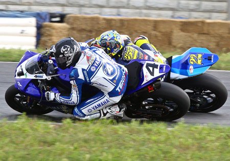 ama superbike 2009 new jersey results, Josh Hayes takes the inside line on Tommy Hayden