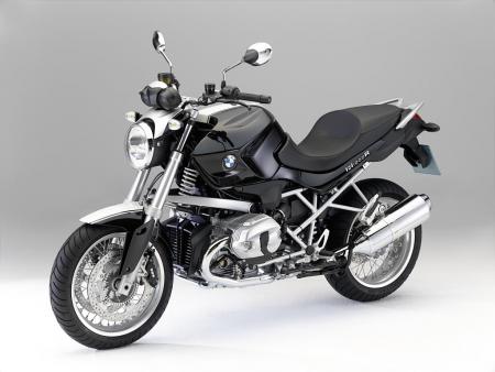 2011 bmw r1200r unveiled, BMW will offer two different versions the basic R1200R above and the R1200R Classic with chrome elements and wire spoked wheels