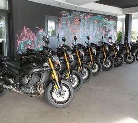 2011年雅马哈fz8审查第一骑摩托车com,雅马哈车队等待我们在加州威尼斯酒店的大厅里