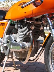 lovin the laverda, Laverda basically copied the jewel liked Honda CB77 twin cylinder engine look at the 750 SFC s engine and you ll see the direct DNA connection