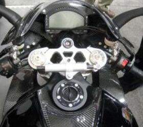 2011埃里克过活赛车1190 rs预览摩托车com,驾驶舱的1190 rs展示了钢坯铝三夹举行Ohlins叉液晶仪表板是目标