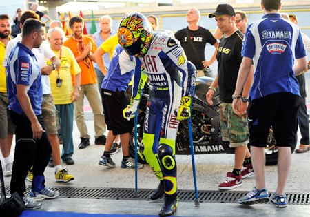 rossi to return for sachsenring round, Valentino Rossi walks away on crutches after riding an R1 at Brno