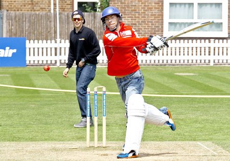 motogp 2010 silverstone preview, Nicky Hayden tried his hand at cricket in a PR event for the British Grand Prix