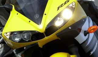 2003 yzf r6 not to be outdone motorcycle com, The tricky Gatling beam headlight the marketing guys must still be chuckling to themselves in fact uses only two bulbs left side is low beam both are on for high