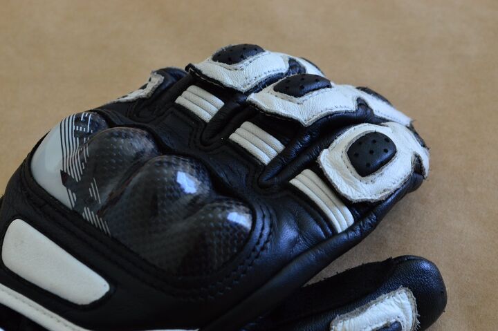 rs taichi nxt053 gp x racing glove review, Floating knuckle protection and stretch panels on the first three fingers allow uninhibited hand movement