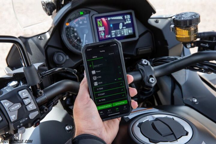 rich niches 2019 bmw r1250 rt vs kawasaki versys 1000 lt se luxo adventure tour off, You can use Kawasaki s new Rideology app to talk to your bike adjust its suspension etc That tubular handlebar provides a nice place for a mount The new TFT dash is lifted from the H2