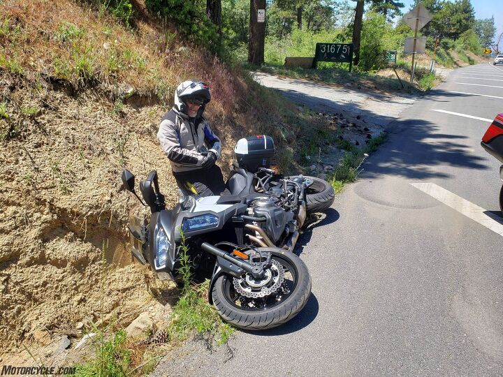 rich niches 2019 bmw r1250 rt vs kawasaki versys 1000 lt se luxo adventure tour off, The Kawi s bags stick out a bit further than the BMW s Be careful not to clip its left bag on the BMW s right one when you re right next to a ditch It s a shame the bike only has the new self healing paint on its dorsal surfaces
