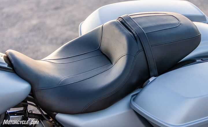 bagger battle harley davidson road glide special vs indian challenger limited, The Harley s seat essentially locks the rider into one position making it hard to shift position to eliminate hot spots