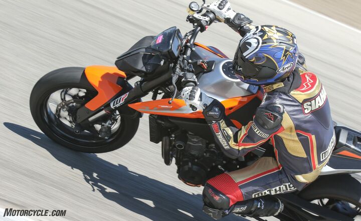 track showdown 2019 ktm 790 duke r vs 2020 ktm 890 duke r, Ryan s discomfort with the 790 on the track is likely caused by the highness of the grips