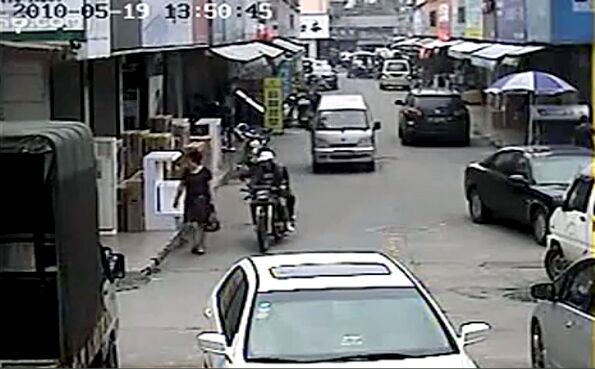 purse snatchers on a motorcycle video
